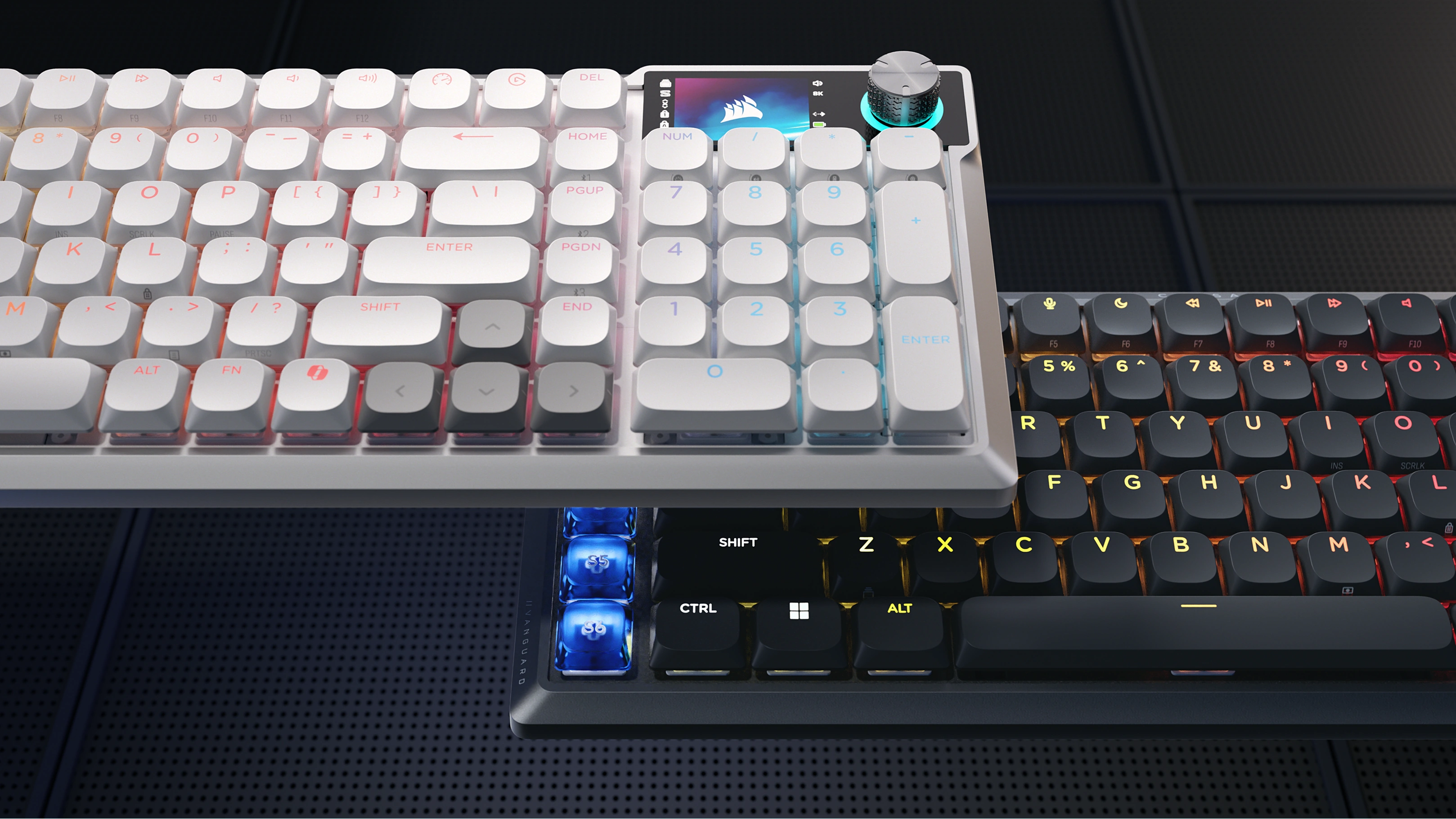 Campaña oficial de Corsair VANGUARD AIR 99 WIRELESS con teclados blanco y negro, pantalla LCD e iluminación RGB.