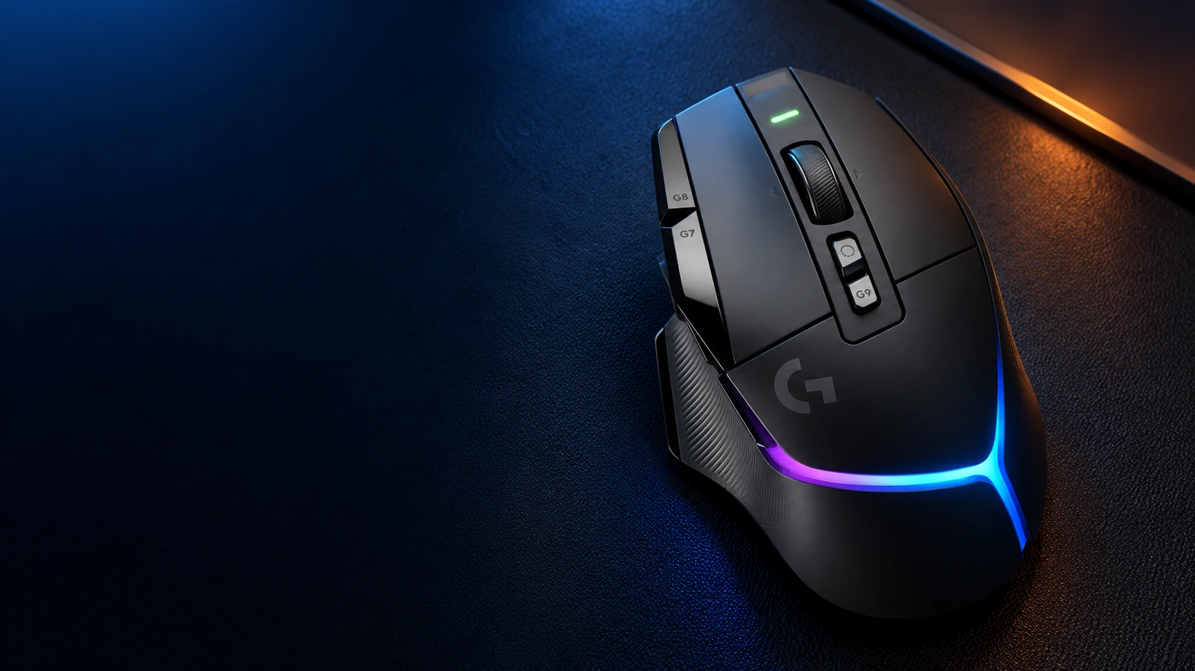 Mouse negro Logitech G502 X PLUS con iluminación RGB, en una fotografía de detalle.